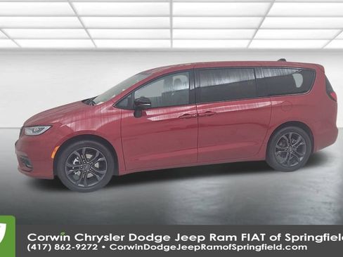 Certified 2026 Chrysler Pacifica Select image 8