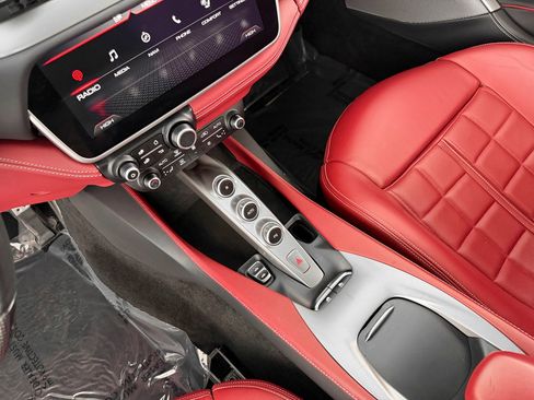 Used 2019 Ferrari Portofino RWD image 22