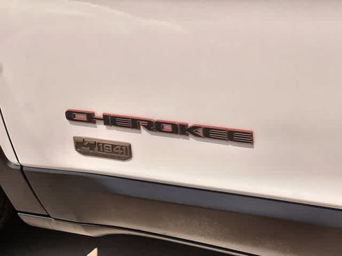 Used 2016 Jeep Cherokee 75th Anniversary FWD image 8