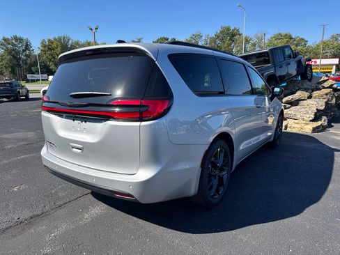 New 2026 Chrysler Pacifica Select w/ S Appearance Package image 5