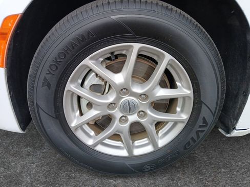 Used 2024 Chrysler Pacifica Touring-L FWD image 9