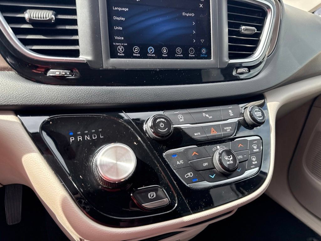 Used 2019 Chrysler Pacifica Touring-L FWD image 24