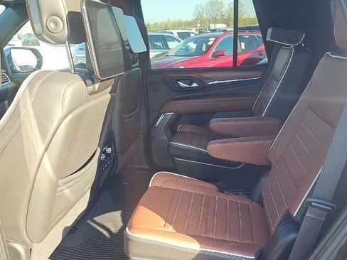 Used 2024 GMC Yukon Denali Ultimate AWD/4WD image 8