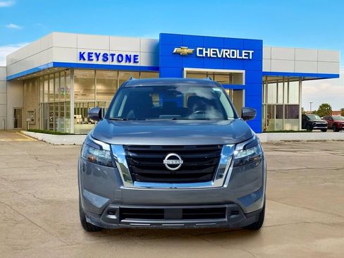 Used 2025 Nissan Pathfinder SV FWD image 2