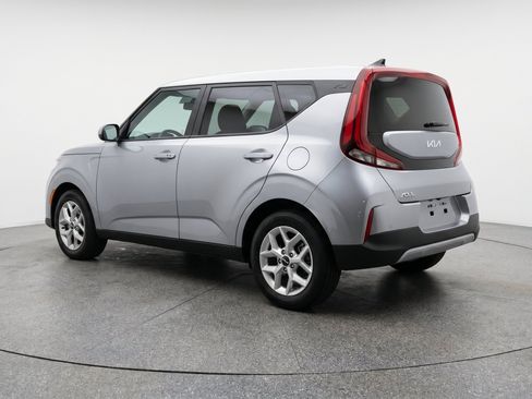Used 2025 Kia Soul LX w/ LX Technology Package FWD image 8