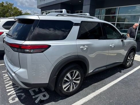 Used 2023 Nissan Pathfinder SL FWD image 7