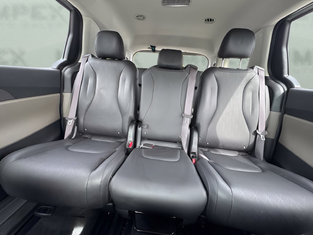 Used 2025 Kia Carnival EX FWD image 11