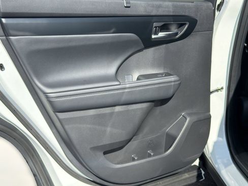 Certified 2025 Toyota Highlander XLE FWD image 31