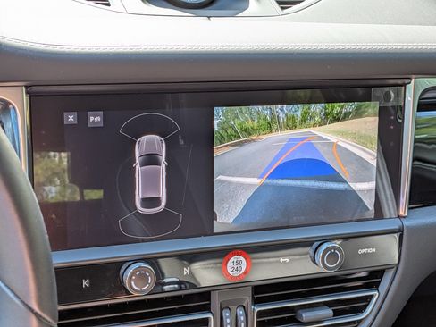 Certified 2025 Porsche Macan AWD/4WD image 16