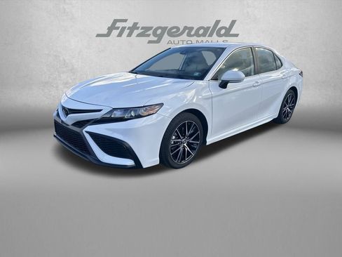Used 2023 Toyota Camry SE image 3