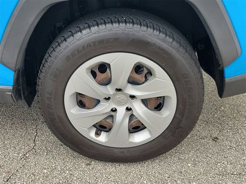 Used 2021 Toyota RAV4 LE image 5