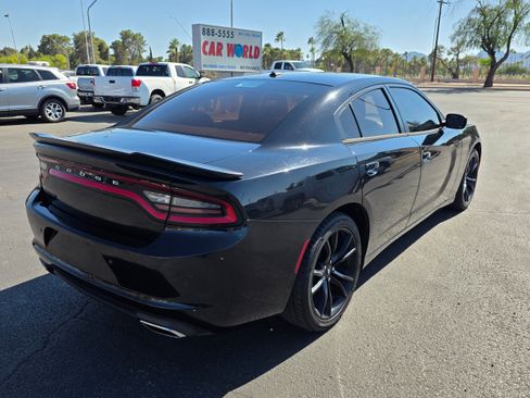 Used 2017 Dodge Charger SE w/ Blacktop Package RWD image 5