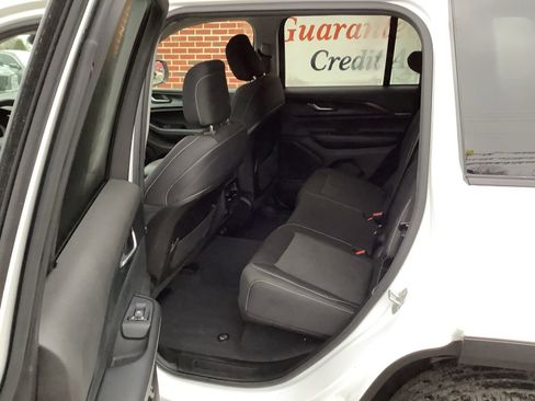 Used 2023 Jeep Grand Cherokee Laredo AWD/4WD image 9