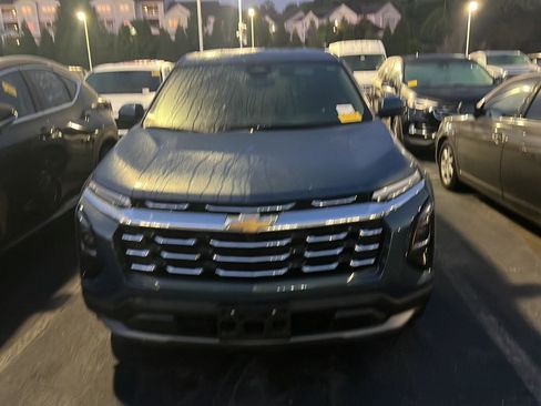 Used 2025 Chevrolet Equinox LT image 2