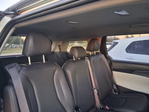 Used 2024 Kia Carnival LX image 13