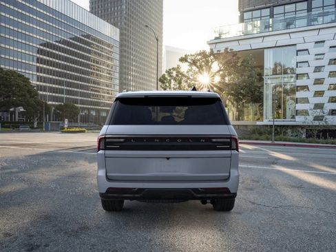 New 2026 Lincoln Navigator Reserve w/ Jet Appearance Package AWD/4WD image 5