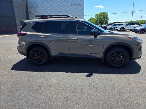 Used 2025 Nissan Rogue SV AWD/4WD image 2