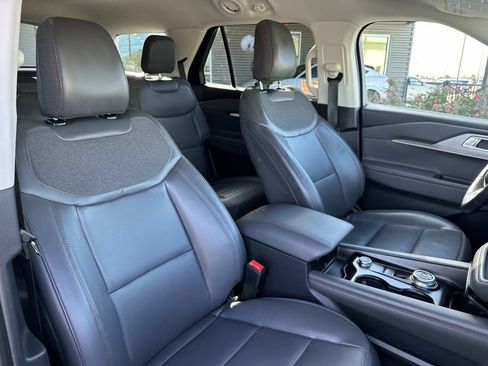 Used 2025 Ford Explorer Active w/ Active Comfort Package image 11