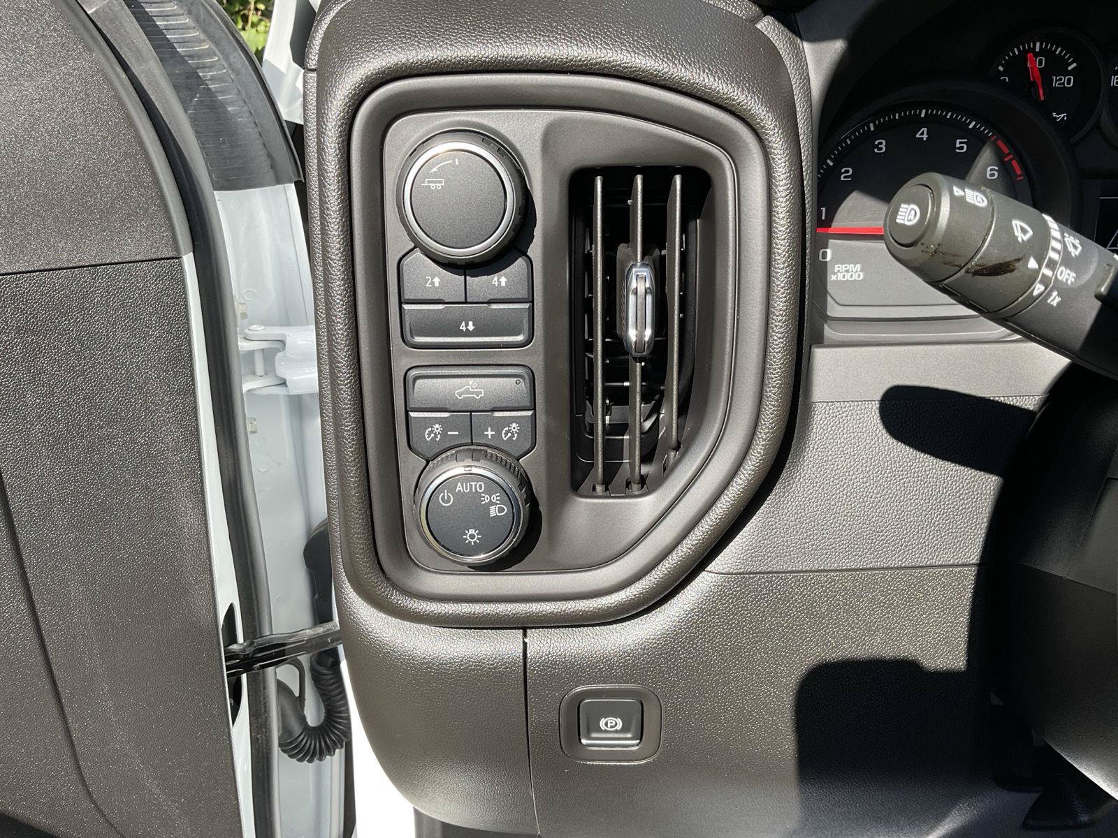 Certified 2025 Chevrolet Silverado 2500 W/T AWD/4WD image 13