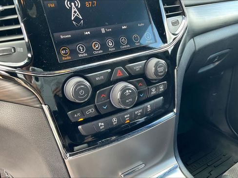 Used 2019 Jeep Grand Cherokee Altitude image 33