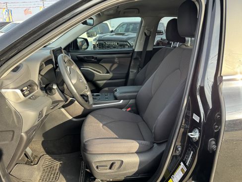 Used 2023 Toyota Highlander LE image 16