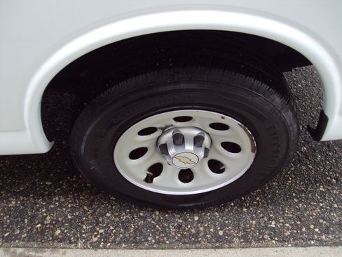 Used 2011 Chevrolet Express 1500 AWD image 32