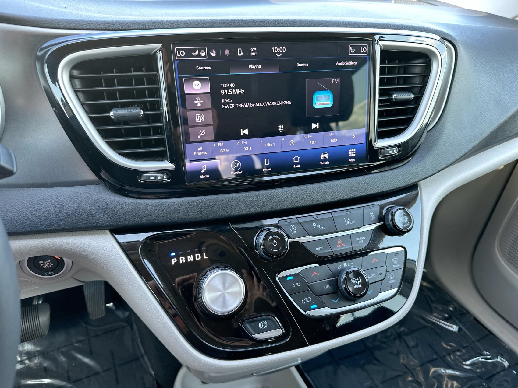 Used 2024 Chrysler Pacifica Touring-L FWD image 16