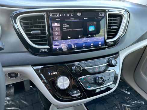 Used 2024 Chrysler Pacifica Touring-L FWD image 16