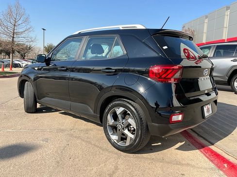 Used 2025 Hyundai Venue SEL image 8