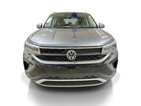 Used 2022 Volkswagen Taos SE FWD image 3
