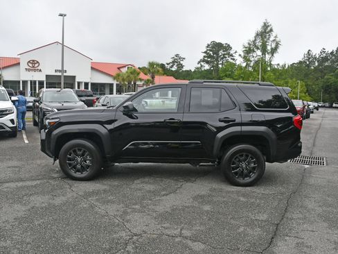 Used 2025 Toyota 4Runner SR5 AWD/4WD image 2