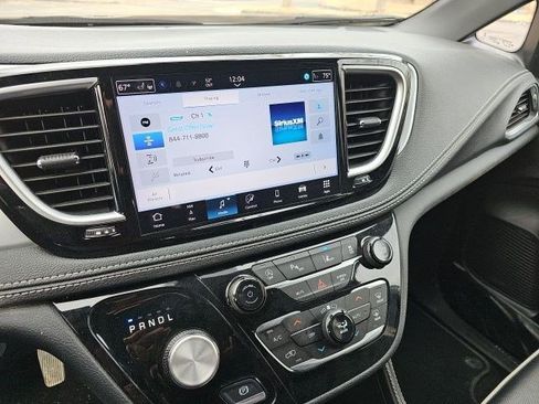 Used 2025 Chrysler Pacifica Limited FWD image 23