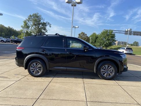 Used 2024 Nissan Pathfinder SV FWD image 15
