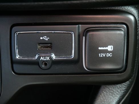 Used 2022 Jeep Renegade Latitude AWD/4WD image 29