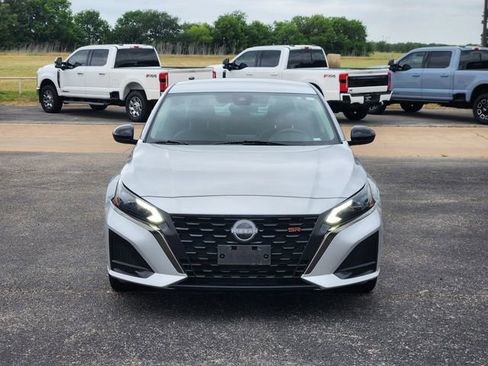 Used 2023 Nissan Altima 2.5 SR FWD image 2