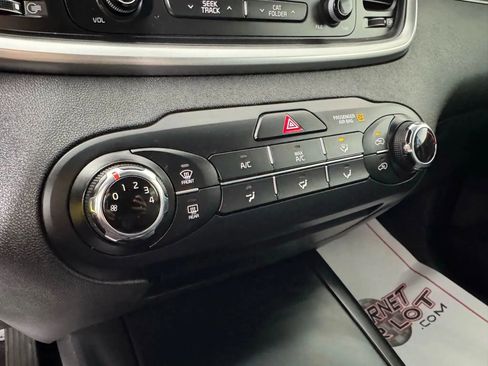 Used 2018 Kia Sorento L FWD image 19