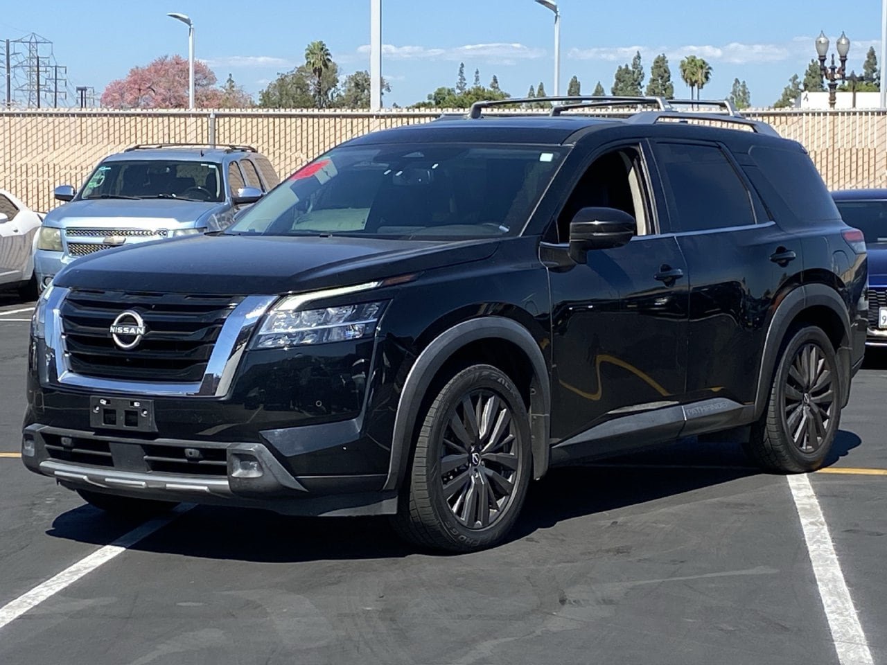 Used 2022 Nissan Pathfinder SL w/ SL Premium Package FWD image 2