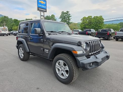 Used 2019 Jeep Wrangler Sport AWD/4WD image 3