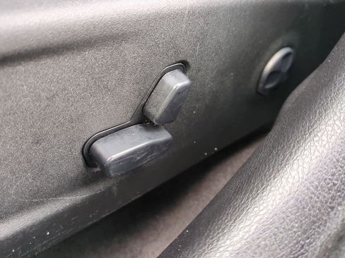 Used 2018 Chrysler 300 Touring L image 16