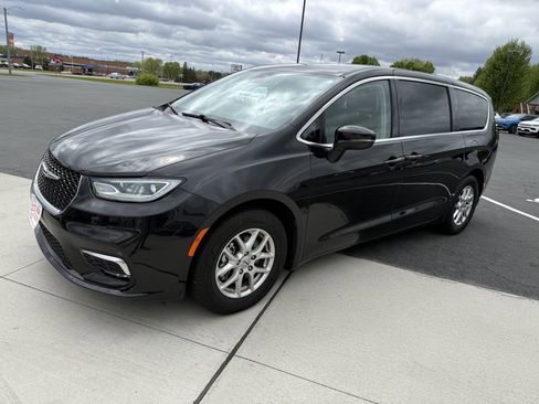 Used 2023 Chrysler Pacifica Touring-L FWD image 4