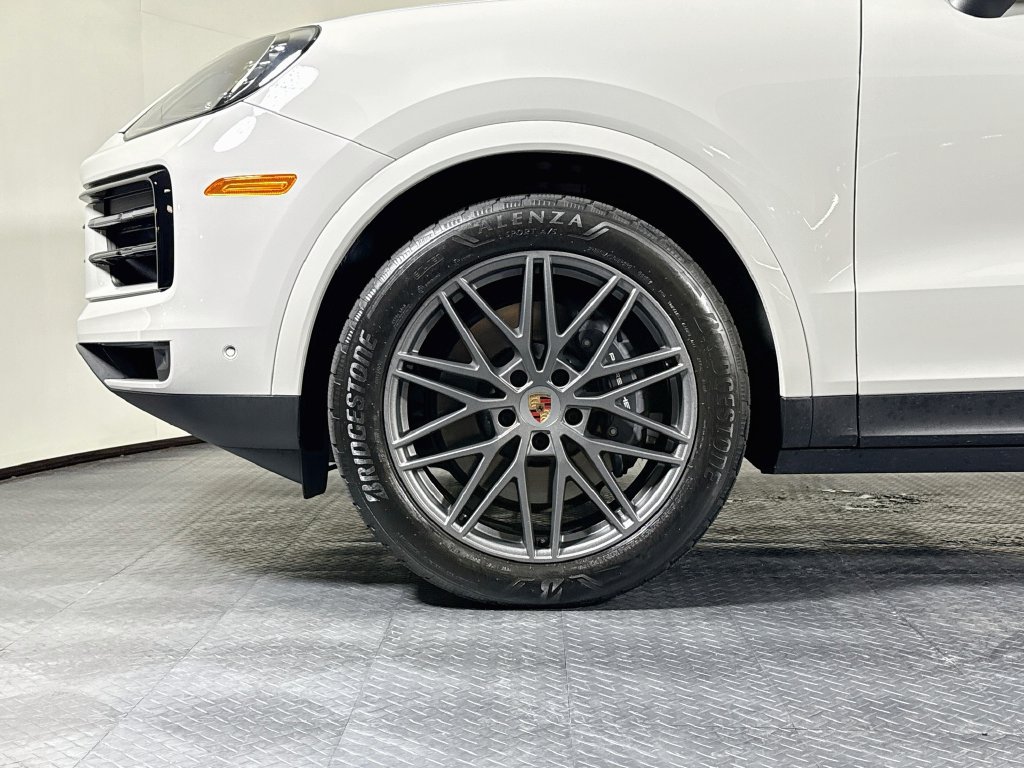 Certified 2025 Porsche Cayenne AWD/4WD image 30
