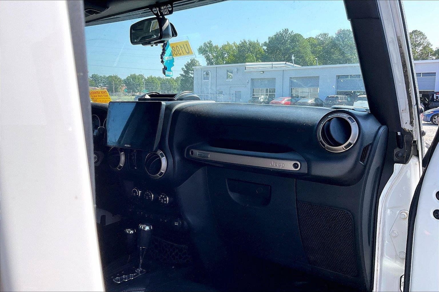 Used 2016 Jeep Wrangler Unlimited Sahara AWD/4WD image 6
