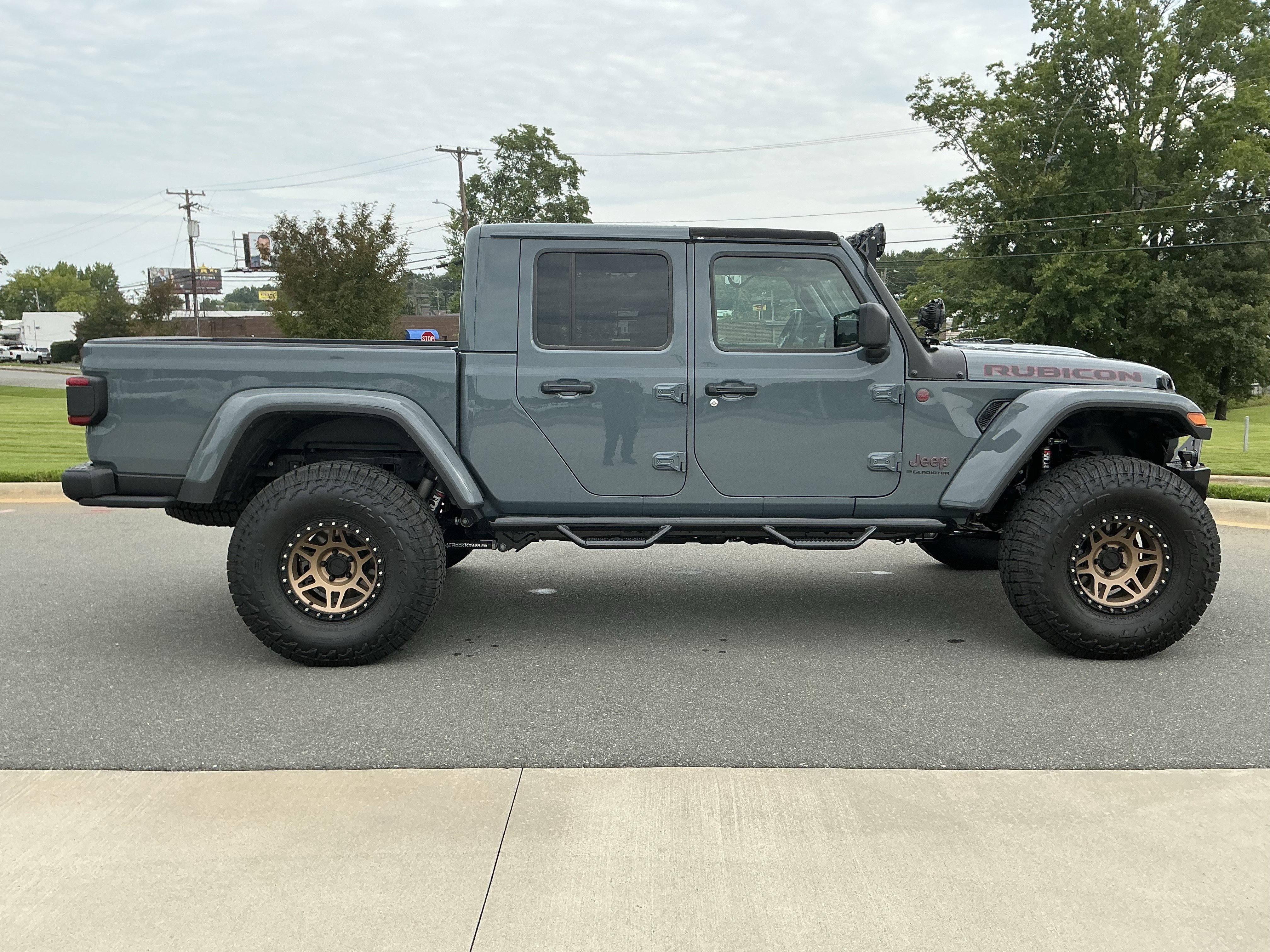 Used 2025 Jeep Gladiator Rubicon AWD/4WD image 9
