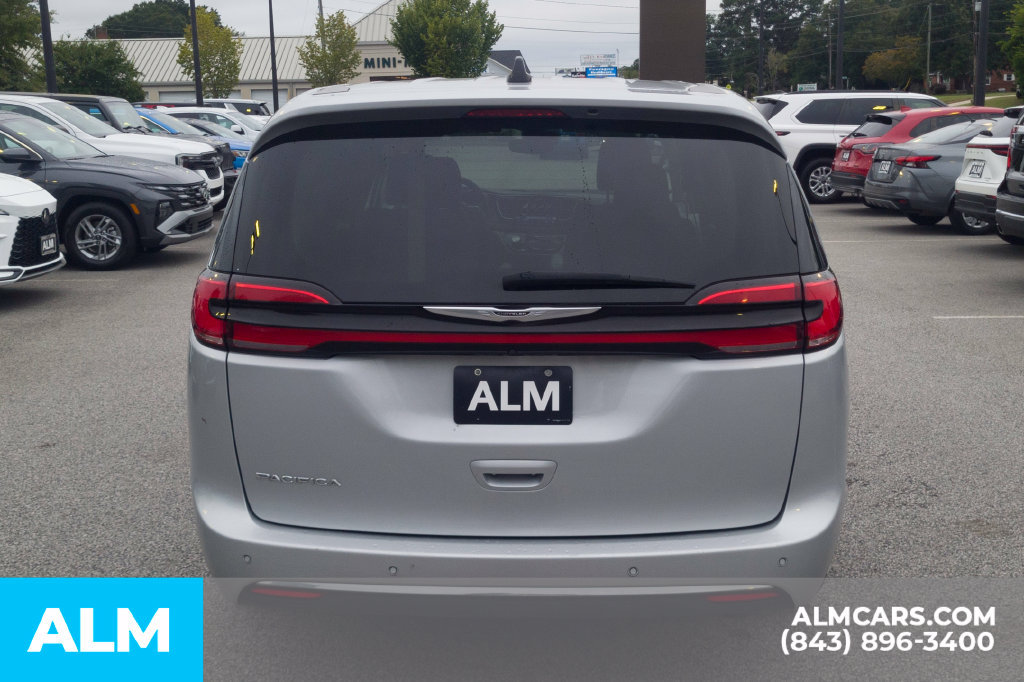 Used 2024 Chrysler Pacifica Touring-L FWD image 6