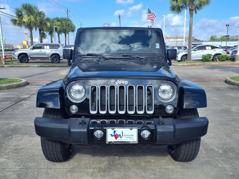 Used 2017 Jeep Wrangler Unlimited Sahara w/ Connectivity Group AWD/4WD image 2