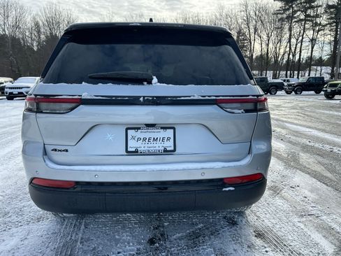 Used 2025 Jeep Grand Cherokee Altitude image 11