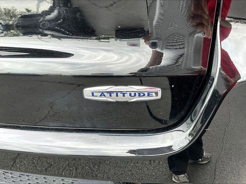 Used 2018 Jeep Compass Latitude w/ Popular Equipment Group FWD image 24