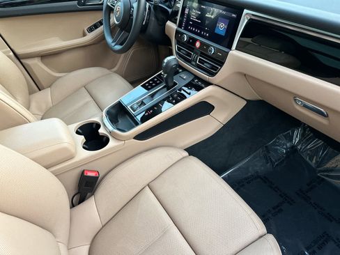 Certified 2025 Porsche Macan AWD/4WD image 17