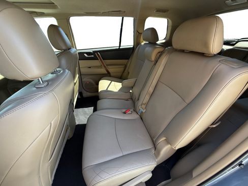 Used 2012 Toyota Highlander Limited w/ Tow Pkg AWD/4WD image 16