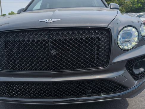 Used 2022 Bentley Bentayga AWD/4WD image 19